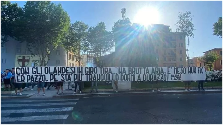 “Attention avec les Hollandais, il vaut mieux dormir tranquillement à Durres”, les fans de lazio se moquent de “ennemis de Rome”