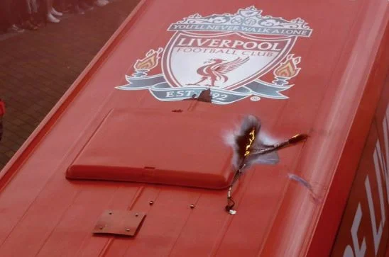 Les fans de Liverpool ne s'arrêtent pas, presque brûler le bus du club