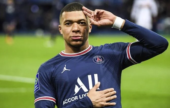 Les vrais fans correspondent aux Mbappes Instagram, 400 mille d'entre eux font cette action
