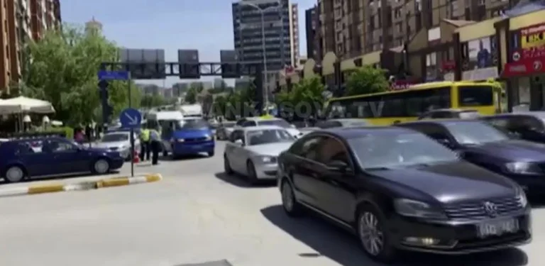 Le colonne lunghe sono create a Pristina dopo aver trasformato l'anello in un solo-wayrs