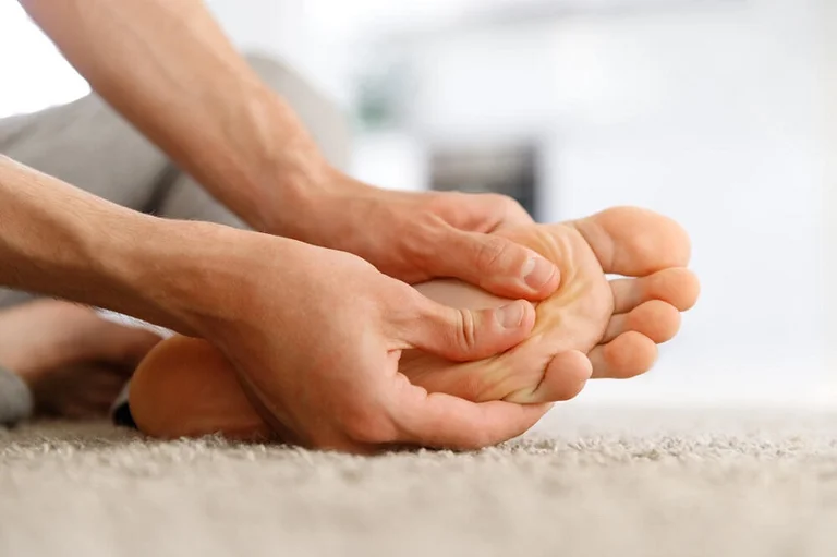 Pourquoi vos pieds gonflent en été et que faire à ce sujet