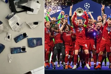 “Dog reißt das Spielticket des Fans aus.