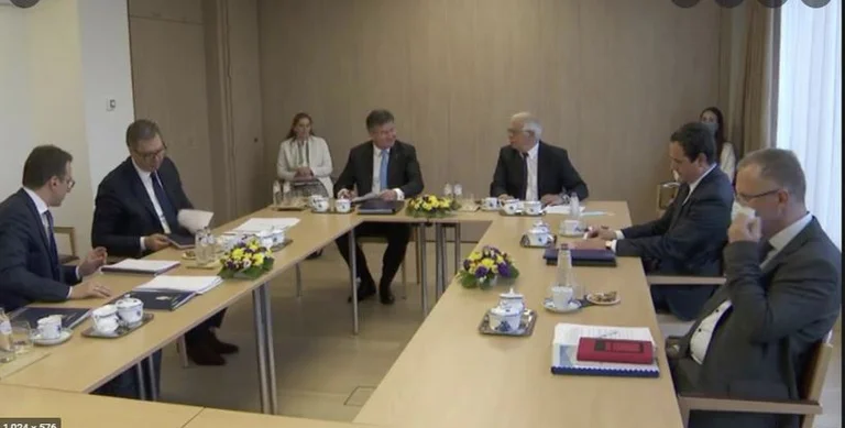Analysts think paralyzing of dialogue mostly conveys Serbia