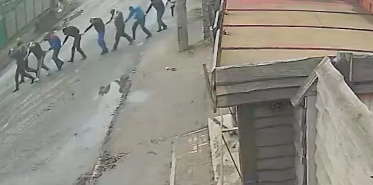 Heavy view: NY Times publie le moment du convoi civil à Butka avant exécution
