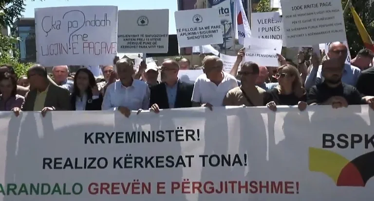 Les manifestations commencent au sommet avec Beftman Jasharin devant le gouvernement