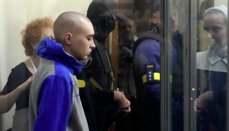 Procuratori ucraini cercano la pena di vita per il soldato russo nel processo di crimini di guerra