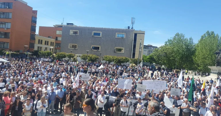 Kurti in America, hundreds of protesters hit the door (Photo)