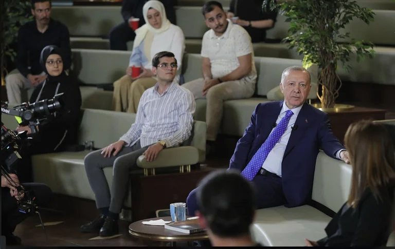 Erdogan rencontre des étudiants : Stand contre la Suède, la Finlande à l'OTAN réitéré