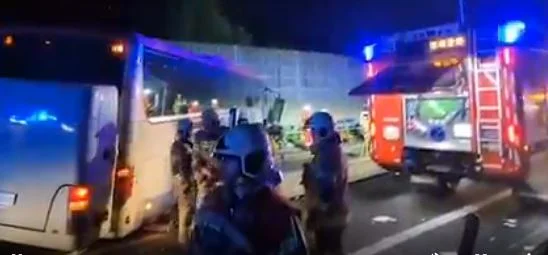 Il momento in cui i viaggiatori escono dall'incidente dell'autobus in Austria (Video)