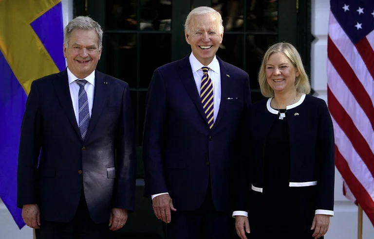Beden da la bienvenida al primer ministro finlandés después de la aplicación de la OTAN