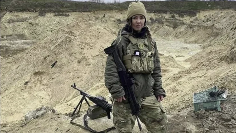 Elle était députée norvégienne et se bat maintenant en Ukraine contre la Russie.