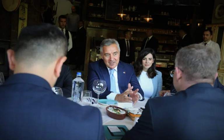 Bislim remplace Kurt pour Djukanovic, il dine et lui parle du dialogue