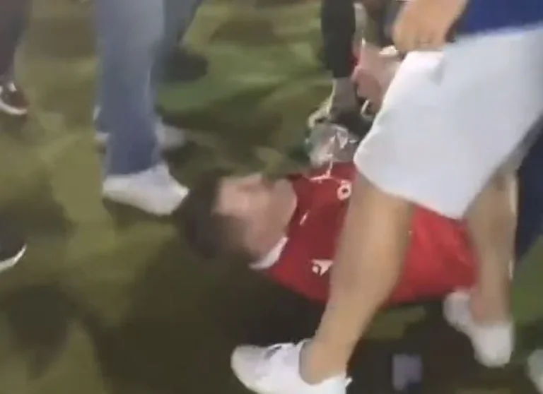 Vidéo à venir: Sheffield United attaquant brutalement un fan après le match