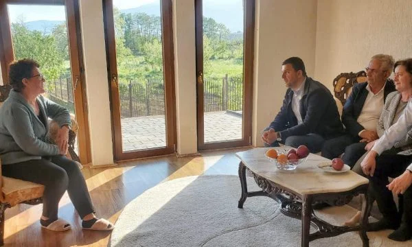 Memli Krasniqi visite les familles Gucati de Haradinaj : Avec l'esprit et le cœur, nous sommes avec vous