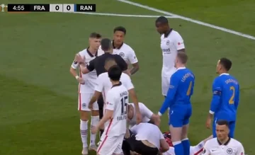 Major injury in the finals of Europe League: Rangers Spieler trifft Frankhurts Kapitän mit seinem Kopf zu Fuß