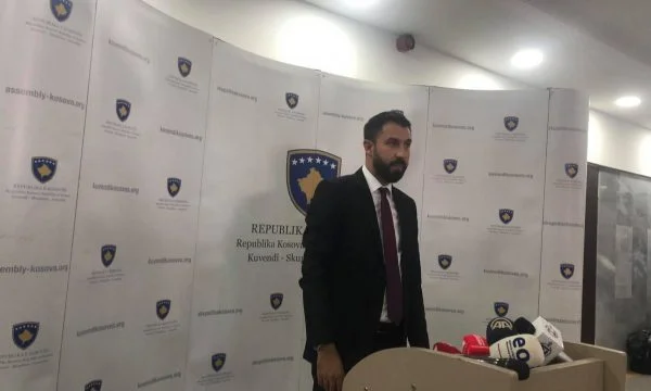 Krasniqi pas takimit me Kurtin dhe Osmanin: Do ta votojmë qeverinë dhe presidenten