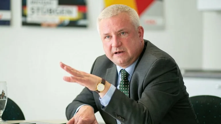 German MP: Kosovos EC-Entscheidung sollte nicht an Belgrad übergeben werden