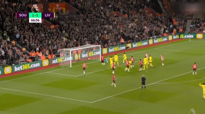 Liverpool en haut. Quel beau but avec sa tête Matip a marqué