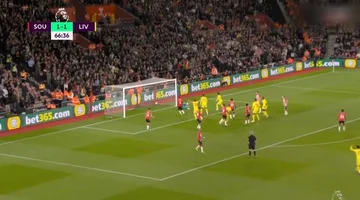 Liverpool in der oberen Hand. Was für ein schönes Ziel mit seinem Kopf Matip hat scored