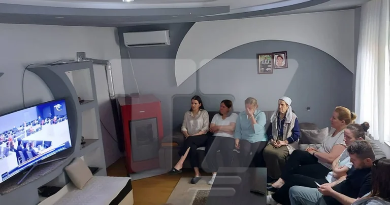 La famille de Hysni Gucati ne retient pas leurs larmes alors qu'ils assistent à la session