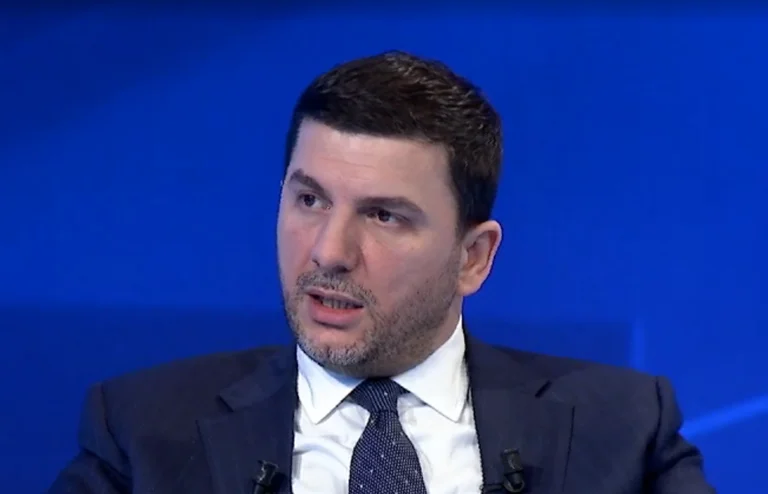 Memli Krasniqi ruft “Sexer des serbischen Unternehmens” Botschafter Martin Berishaaj