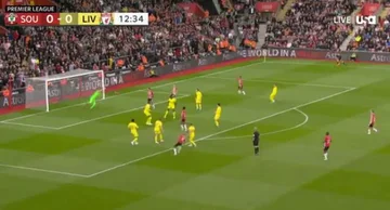 Das war nicht normal. Redmond gibt eine Schale am Liverpool Gate frei.
