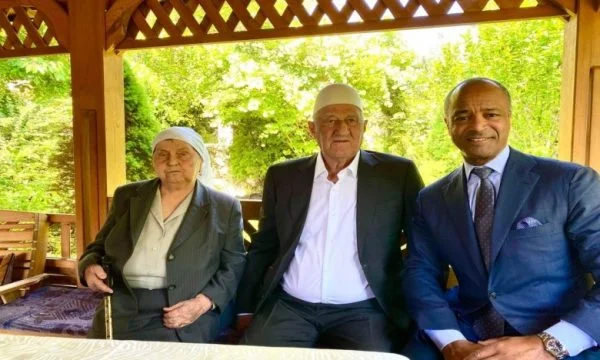 L'avocat américain visite les parents de Thaci à Buroja