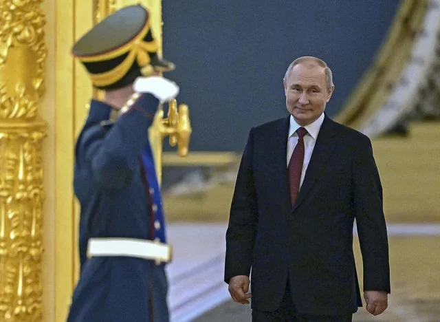 Poutine dans le rôle de l'officier : Il donne des ordres directs aux troupes russes en Ukraine