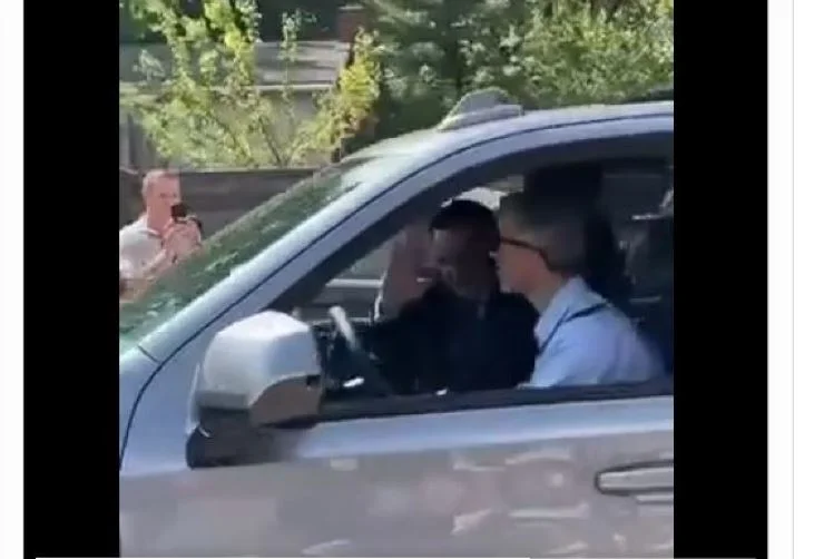 Ambassadeur du Kosovo à Washington dans le rôle d'Albin Kurti