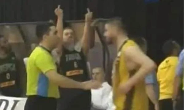 Pourquoi cela serait-il nécessaire pour un joueur de basket Trepca professionnel a levé deux doigts médians vers les fans de pejan