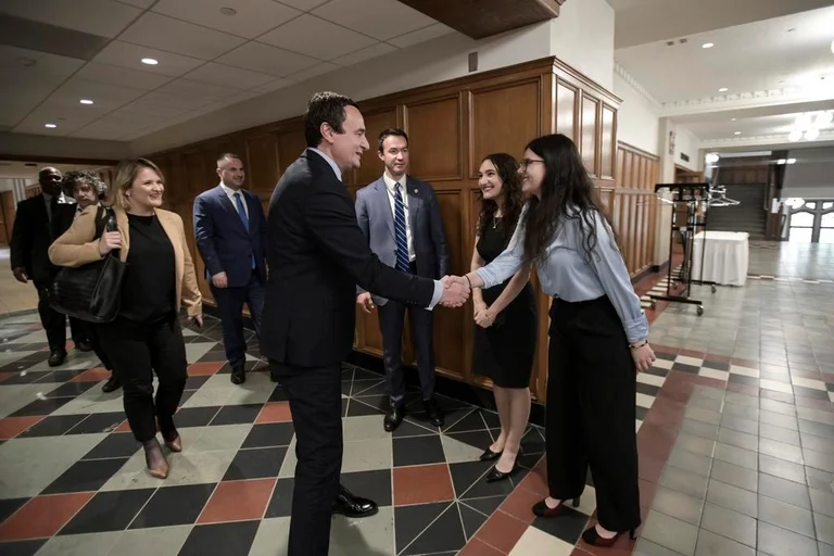 Kurte fa discorsi agli studenti del Michigan su come combatte la corruzione