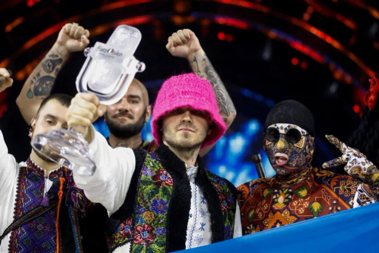 Che gesto: Calush Ochestra aste il trofeo Eurosong, i soldi andranno in Ucraina