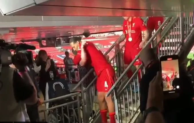 Quel plaisir au moment où tous les joueurs de Liverpool avec un grand amour ont embrassé leur fan spécial
