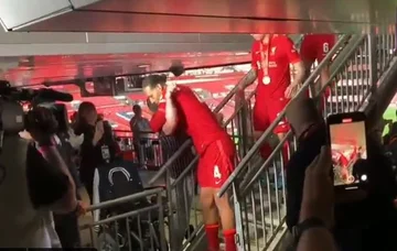 Was ein Nervenkitzel den Moment, wenn alle Liverpool Spieler mit großer Liebe ihren speziellen Fan umarmt