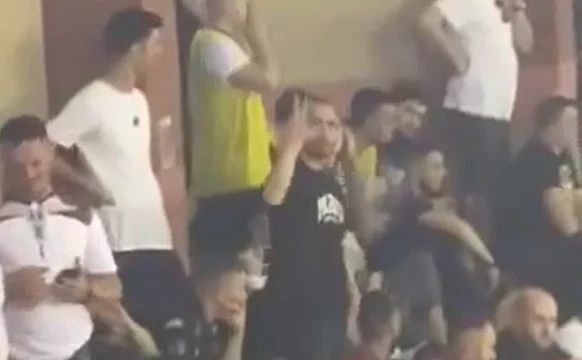 Des scènes horribles avec le lever de trois doigts et le chant “tu bouges”, les fans de Pean insultent ces mitrovicas.