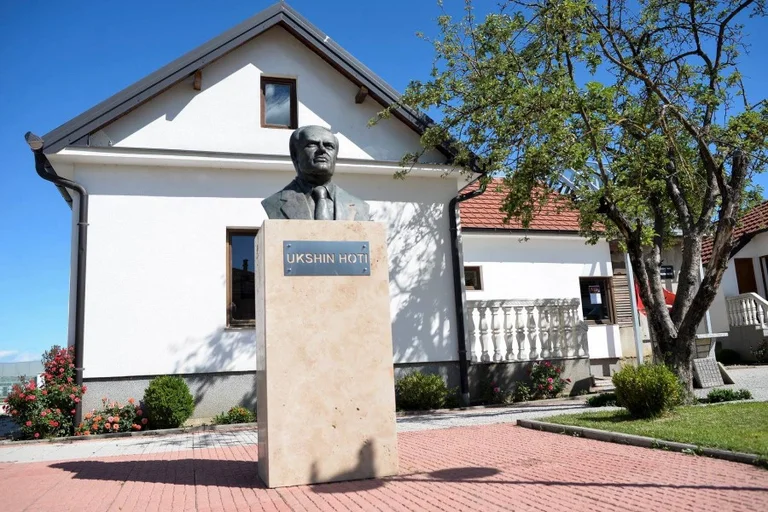 Visiting Ukshin Hoti's Museum El hogar está siendo organizado hoy