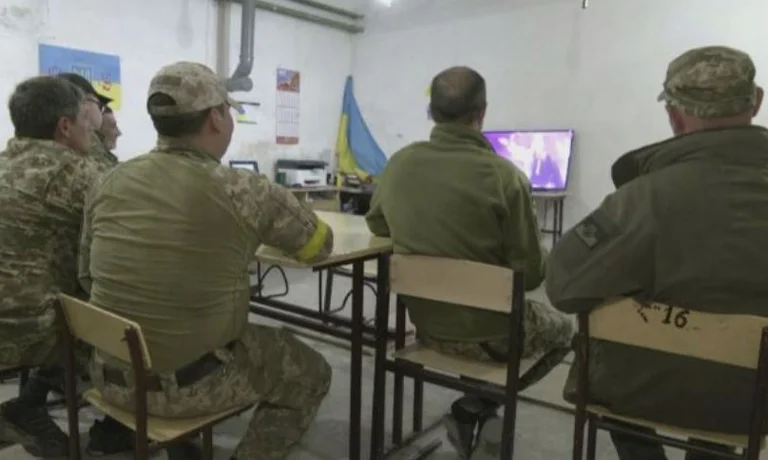 Pochi momenti di gioia in guerra, soldati ucraini “armi