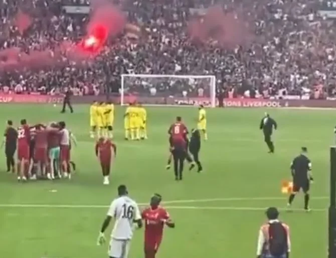 Les caméras prennent le grand moment. Regarde ce que Mane a fait après l'exécution de la peine.