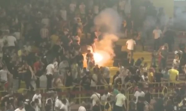 Il s'échappe du match de Peja Trepca, les fans se battent ensemble