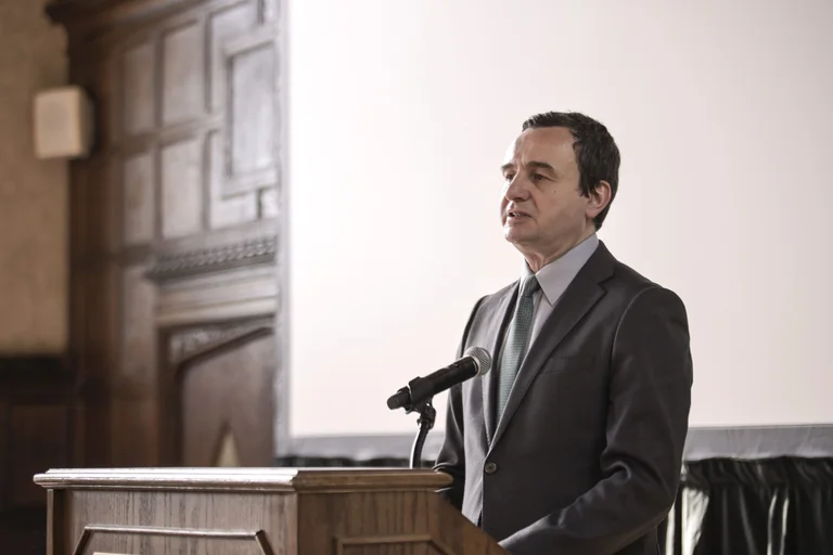 Personne ne le voit, Kurt se vante : Ma visite plus longue qu'aucun autre Premier ministre