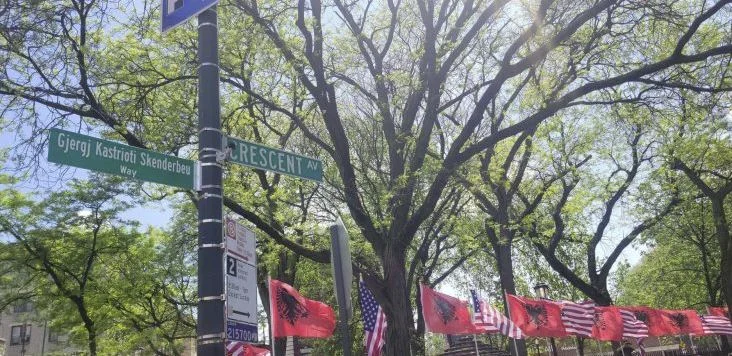 À New York, la rue est pavée du nom “Gen Kastriot Skenderbeu”