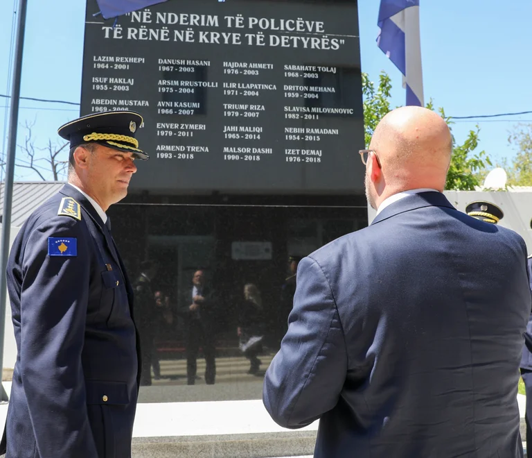 Hovenier rend hommage aux policiers du Kosovo qui ont perdu la vie pendant leur service
