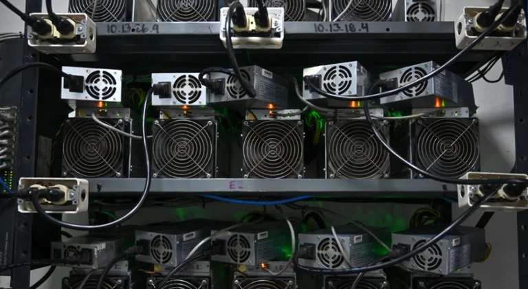 La police trouve 104 équipements pour la production de Bitcoin à Pristina