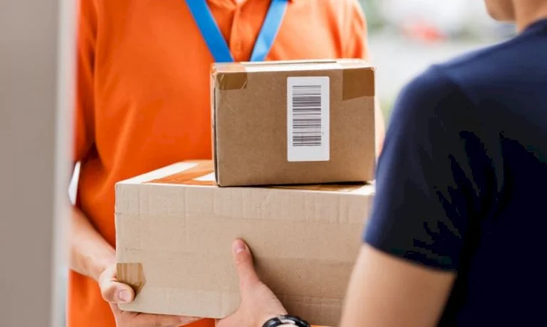 Rápido - los trabajadores de correo roban su coche y dinero