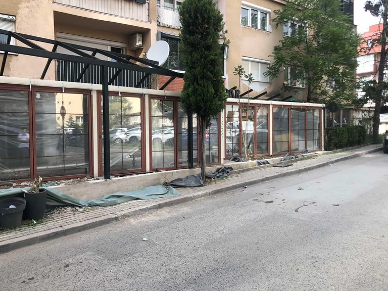 Les travaux sur le déploiement illégal de la construction métallique dans les espaces publics de Pristina ont cessé