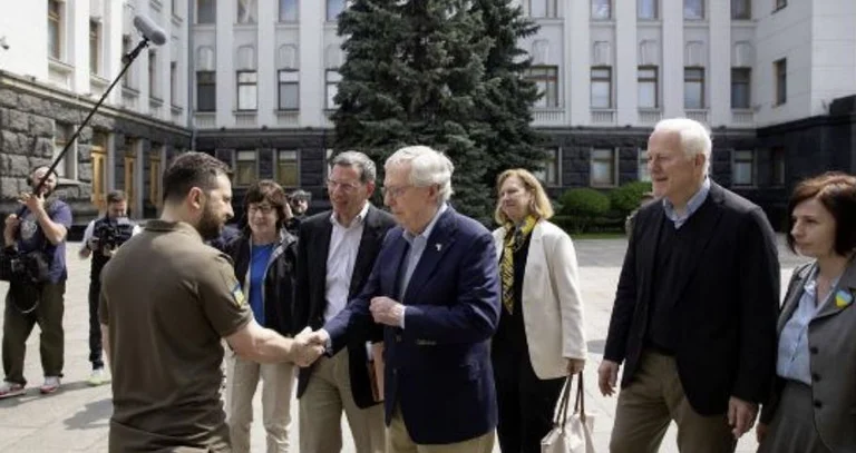 I senatori americani si incontrano con Zelensky a Kiev