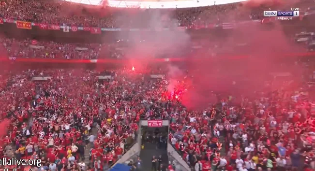 Este gran equipo, Liverpool, gana el trofeo de la FA Cup.