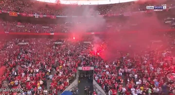 Dieses große Team, Liverpool, gewinnt die FA Cup Trophäe.