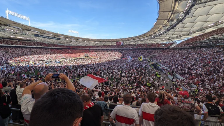 La tempête assure la survie dans les fans de 90e minute envahissent le terrain