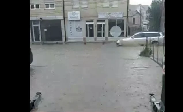 Principaux nuages de pluie dans Cline, les routes débordent